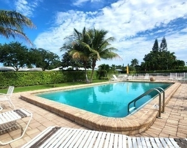 2000 Alamanda Drive - Photo Thumbnail 15