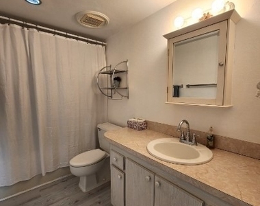2000 Alamanda Drive - Photo Thumbnail 9