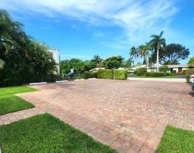 2000 Alamanda Drive - Photo Thumbnail 14