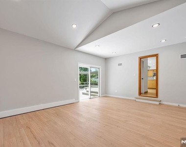 439 Summit - Photo Thumbnail 14