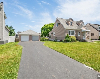 203 Charlton - Photo Thumbnail 1