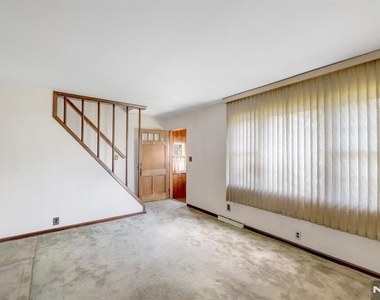 203 Charlton - Photo Thumbnail 4