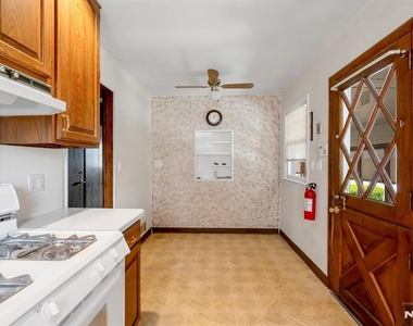 203 Charlton - Photo Thumbnail 8