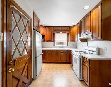 203 Charlton - Photo Thumbnail 9