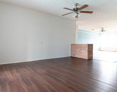 10907 Doud Street - Photo Thumbnail 2