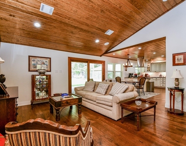 922 Chantilly Lane - Photo Thumbnail 8