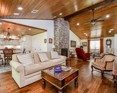 922 Chantilly Lane - Photo Thumbnail 9