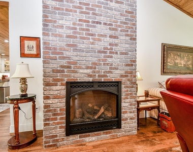 922 Chantilly Lane - Photo Thumbnail 16