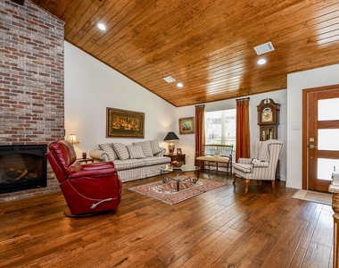 922 Chantilly Lane - Photo Thumbnail 5
