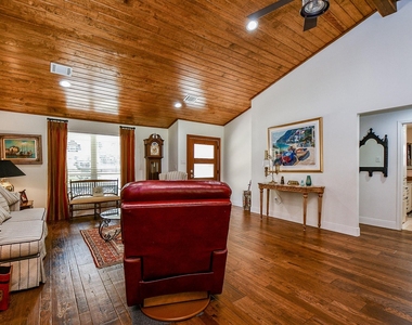 922 Chantilly Lane - Photo Thumbnail 6