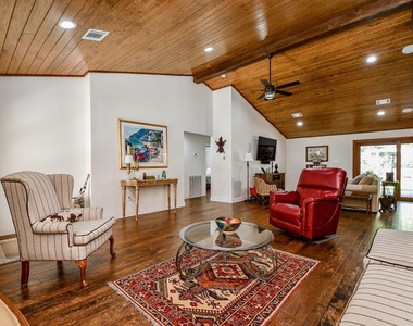 922 Chantilly Lane - Photo Thumbnail 7
