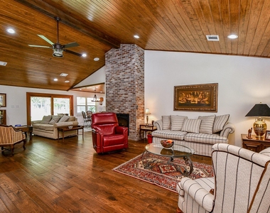 922 Chantilly Lane - Photo Thumbnail 4