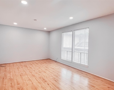 2515 Shakespeare Street - Photo Thumbnail 3