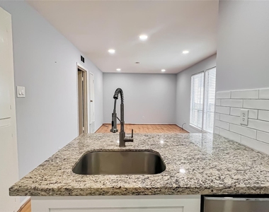 2515 Shakespeare Street - Photo Thumbnail 7