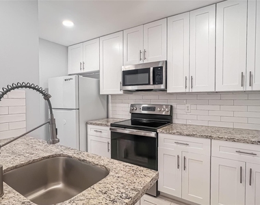 2515 Shakespeare Street - Photo Thumbnail 4