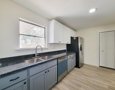 301 Cypress Street - Photo Thumbnail 11