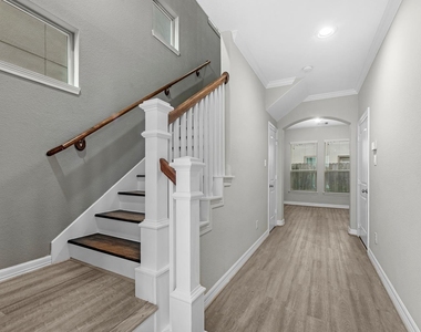 458 N Live Oak Street - Photo Thumbnail 3
