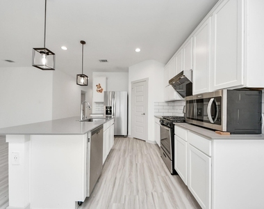 7007 Fleetwood Crescent Way - Photo Thumbnail 10