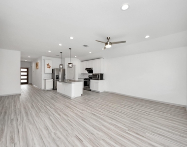 7007 Fleetwood Crescent Way - Photo Thumbnail 4