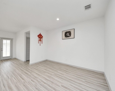 7007 Fleetwood Crescent Way - Photo Thumbnail 5