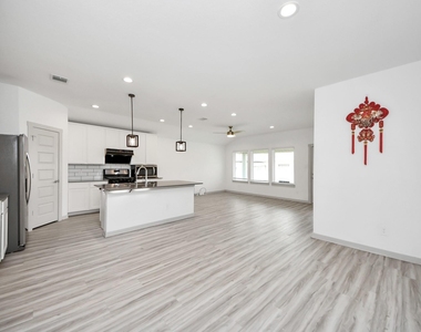7007 Fleetwood Crescent Way - Photo Thumbnail 7
