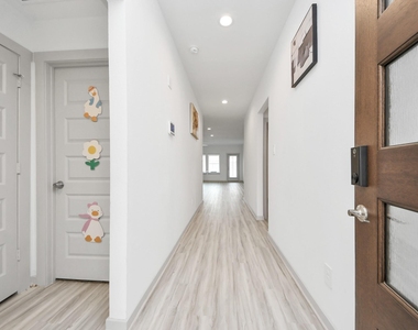 7007 Fleetwood Crescent Way - Photo Thumbnail 2