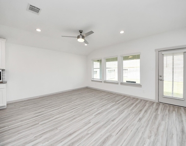 7007 Fleetwood Crescent Way - Photo Thumbnail 6