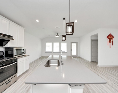 7007 Fleetwood Crescent Way - Photo Thumbnail 9