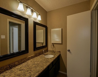 5831 Culross Close - Photo Thumbnail 11