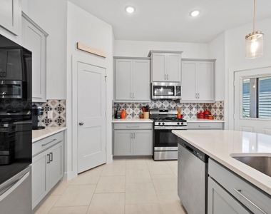 7907 Starfish Arbor Drive - Photo Thumbnail 4