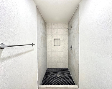 504 Raymond Street - Photo Thumbnail 8