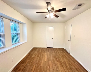 504 Raymond Street - Photo Thumbnail 9