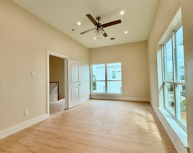 1323 Rosewood Street - Photo Thumbnail 5