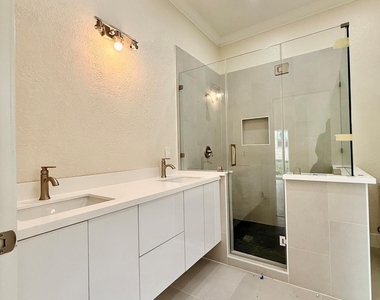 1323 Rosewood Street - Photo Thumbnail 9