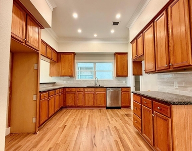 1323 Rosewood Street - Photo Thumbnail 3