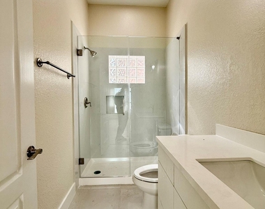 1323 Rosewood Street - Photo Thumbnail 6