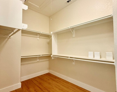 1323 Rosewood Street - Photo Thumbnail 10