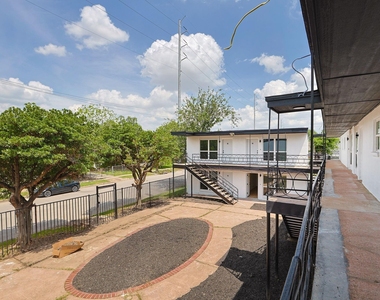 6840 Fairway Drive - Photo Thumbnail 5