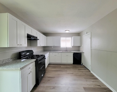 3121 Proswimmer Street - Photo Thumbnail 11