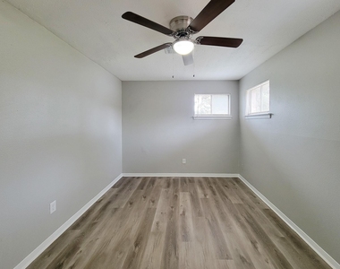 3121 Proswimmer Street - Photo Thumbnail 5