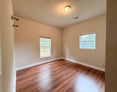 209 Joseph Street - Photo Thumbnail 6