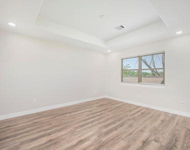 7711 Antoine Drive - Photo Thumbnail 14
