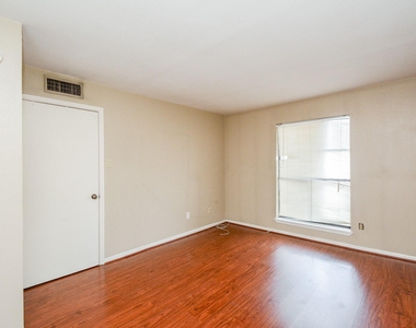 8519 Hearth Boulevard - Photo Thumbnail 6