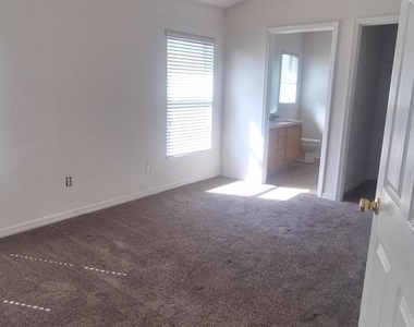2891 Stratford Pointe Drive - Photo Thumbnail 8