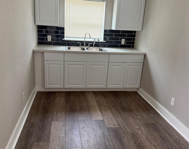 515 Caplin Street - Photo Thumbnail 7