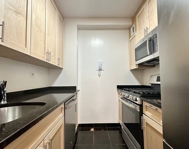 East 55 Street - Photo Thumbnail 2