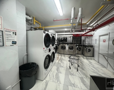 East 55 Street - Photo Thumbnail 9