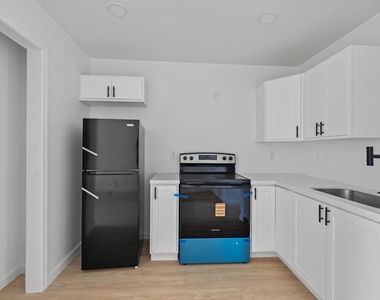 6840 Fairway Drive - Photo Thumbnail 12