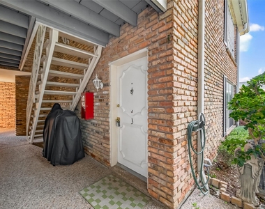 2201 Fountain View Drive - Photo Thumbnail 4
