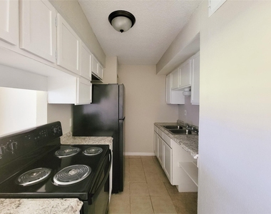 3206 Lobit Drive - Photo Thumbnail 6